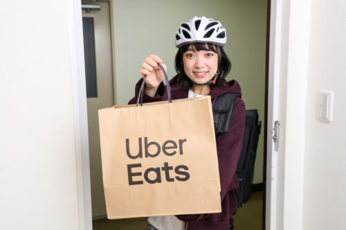 ウーバーイーツの配達するイメージ画像（ミレアいんふぉ）