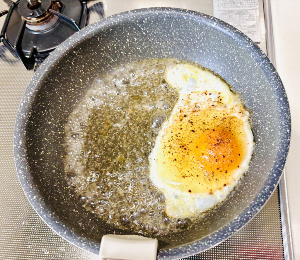 目玉焼きを蒸し焼きにするイメージ画像