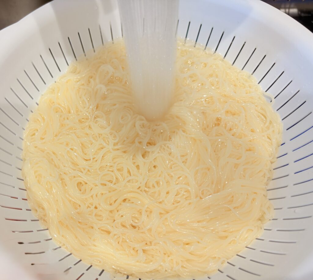 そうめんを洗うイメージ画像/ミレアいんふぉ
