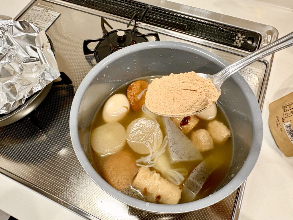 おでんに久世福商店の粉末万能だしを入れるイメージ画像