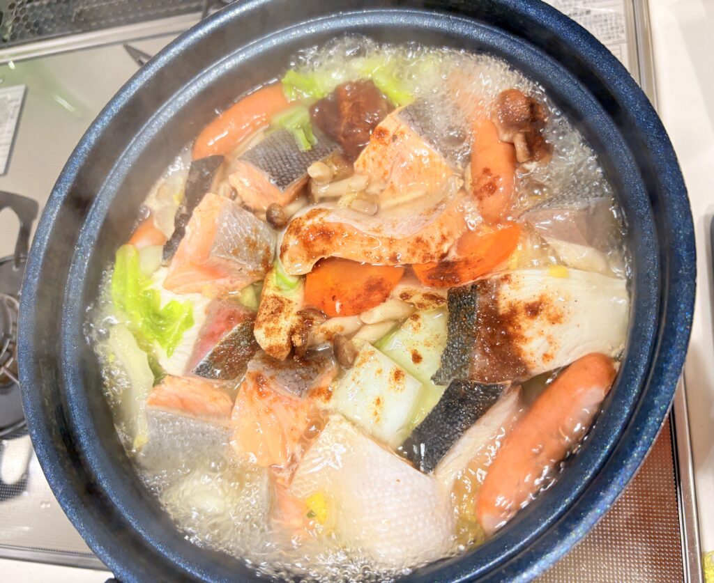 久世福商店の粉末万能だしを鍋に入れたイメージ画像